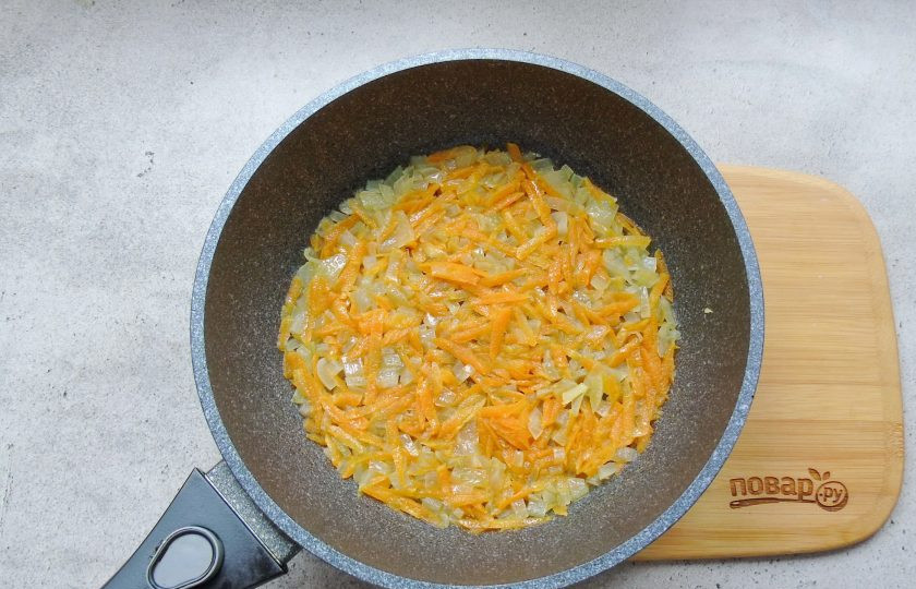 1. Этап. Окорочка с рисом в духовке: Жарьте овощи до мягкости.