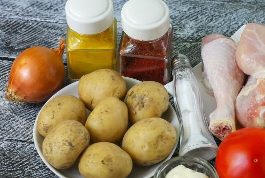 1. Этап. Ножки в духовке: Подготавливаем основные ингредиенты. Куриные ножки хорошенько промываем вод водой, обсушиваем. Картофель и лук чистим.