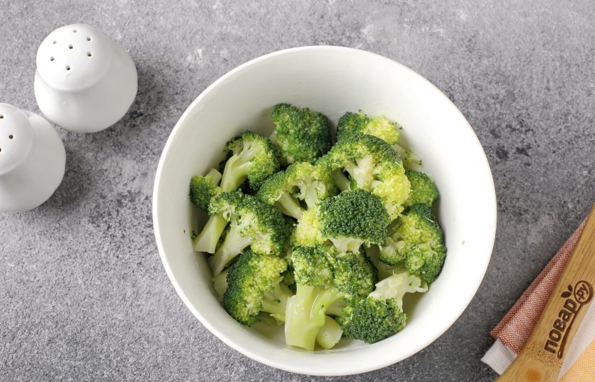 1. Этап. Омлет с брокколи в микроволновке: Переложите брокколи в любую глубокую посуду, подходящую для приготовления в микроволновой печи.