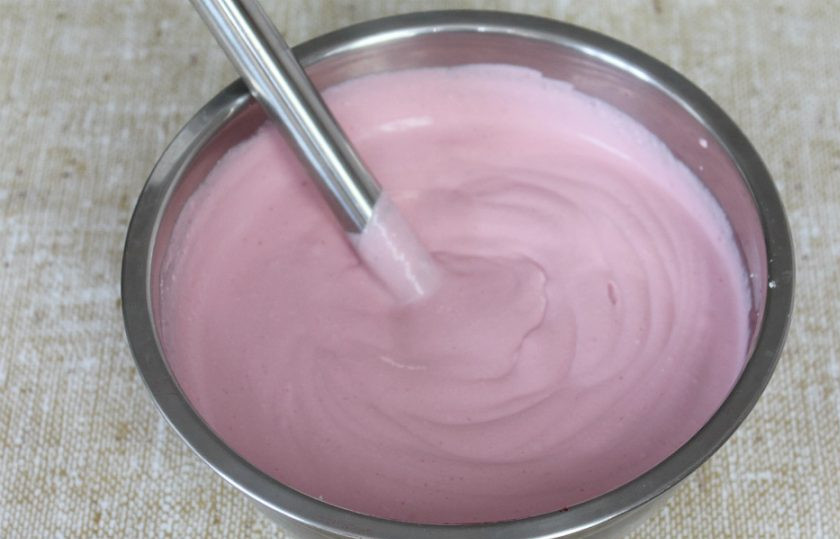 1. Этап. Малиновый торт Летний: Крем перемешиваем блендером.