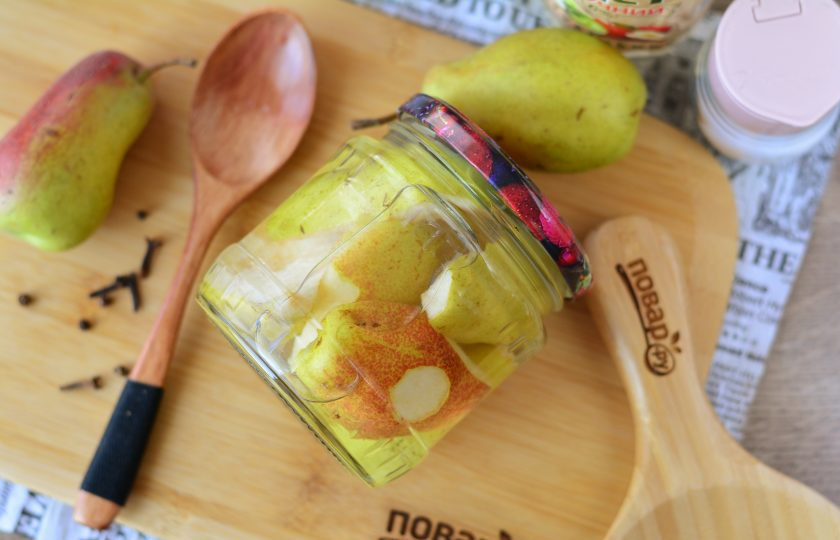 1. Этап. Консервированные груши без стерилизации: Храните заготовку в темной кладовой или погребе. Выход — две банки объемом 0,5 литра. Приятного аппетита!