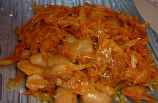 1. Этап. Капуста с фасолью в мультиварке: Перемешиваем все. Ставим режим 