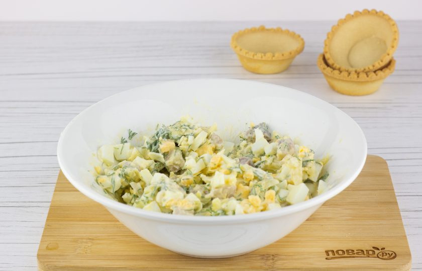 1. Этап. Закуска Тарталетки с сельдью на Новый год 2025: Заправьте салат майонезом.