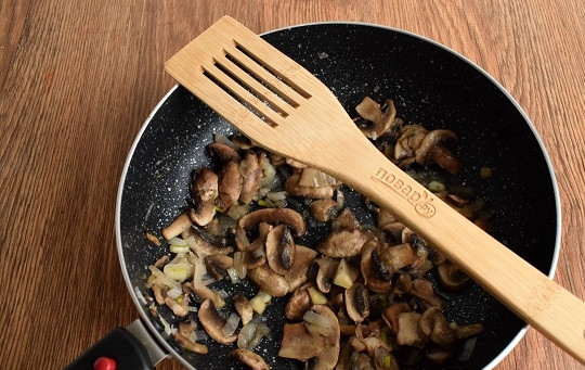 1. Этап. Сочные куриные грудки в сметане: Масло разогрейте на сковороде. Лук мелко нарежьте, грибы — на ломтики. Лук пассеруйте 1-2 минуты, добавьте грибы, мускатный орех. Готовьте, помешивая, еще 1-2 минуты, чтобы грибы впитали в себя ароматы специй и лука. Снимите с огня.