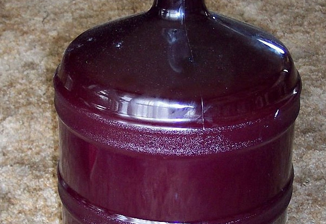 1. Этап. Самогон из свеклы сахарной: В другой кастрюле нагрейте 5 литров воды до 27 градусов. Вкиньте в неё дрожжи и оставьте в тёплом месте на полчаса. После этого времени добавьте свекольную массу в воду, перемешайте и перелейте в сосуд с крышкой.