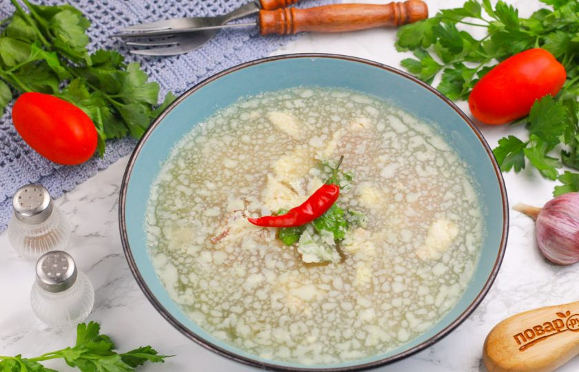 1. Этап. Холодец на костях: Примерно через 2-3 часа холодец отлично застынет, но лучше всего оставьте его на ночь. Затем подавайте к столу охлажденным с соусами, горчицей, свекольным хреном.