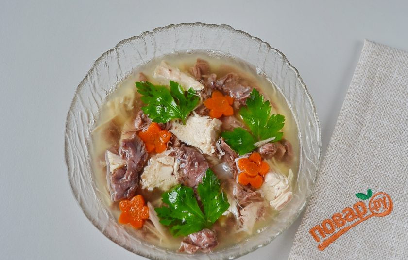 1. Этап. Домашний холодец из говядины и курицы: Залейте прозрачным бульоном и уберите в холод на ночь.