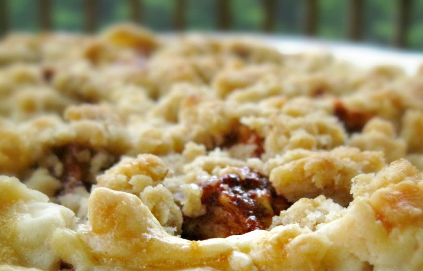 1. Этап. Медово-яблочный пирог: 8. Смажьте пирог яичным белком и отправьте в разогретый до 180 градусов духовой шкаф на 1 час. К столу подавайте после остывания.