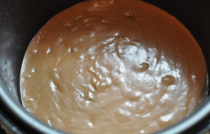 1. Этап. Постная коврижка с какао: Добавьте в сухую смесь жидкую, все хорошенько размешайте, чтобы не было комочков. По консистенции тесто напоминает густую сметану. Выпекать коврижку можно в мультиварке или в духовке. Разогрейте духовку до 180-190 градусов и выпекайте до готовности примерно 40-50 минут, зубочистка должна выходить сухой, если коврижку проткнуть.