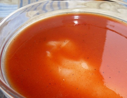 1. Этап. Куриное филе, запеченное с сыром: Возьмите вымытое куриное филе и опустите его в подготовленным маринад таким образом, чтобы жидкость полностью покрывала куски птицы. Оставьте курочку мариноваться на несколько часов, поставив мисочку в прохладное место или в холодильник.