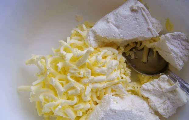 1. Этап. Диетическое бисквитное творожное тесто: 1. Масло поместим в морозилку, а затем натираем на крупной терке. Добавим творог, и руками смешаем до однородности.