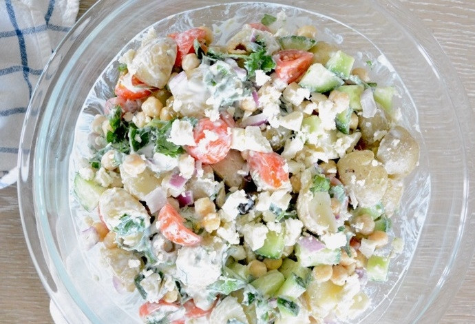 1. Этап. Картофельный салат с соусом Тцатцики: 12. Добавьте соус в миску к овощам и перемешайте, подавайте его сразу или спустя время.