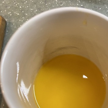 1. Этап. Апельсиновые кексики: Выжмите сок из апельсина.