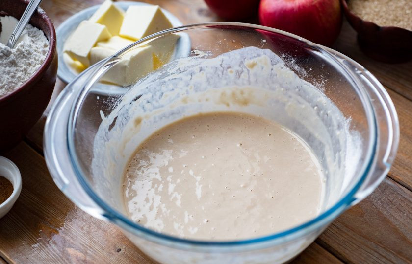 1. Этап. Булочки с яблоком и корицей из дрожжевого теста: Миску с опарой, накрыв кухонным полотенцем, поставьте в теплое место созревать на 30 минут.