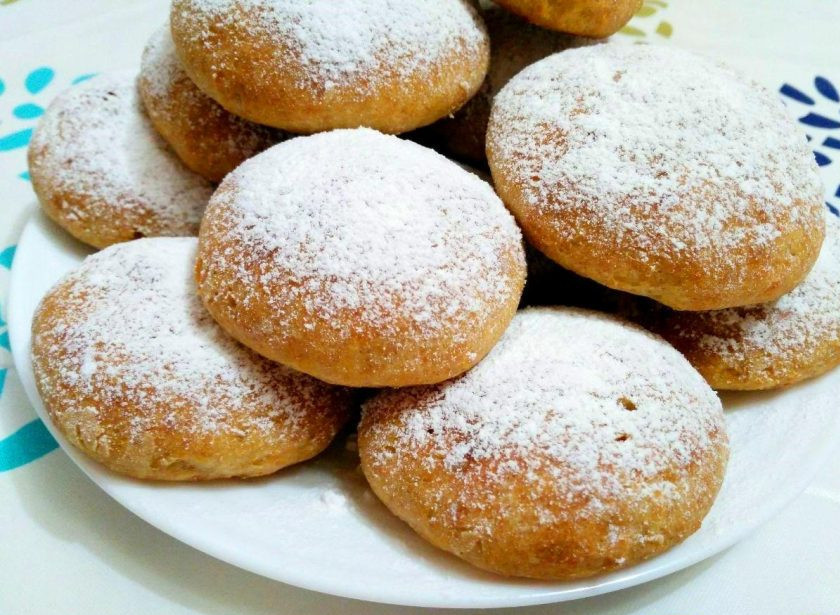 1. Этап. Творожные пышки: Дайте пышкам слегка остыть и подавайте к чаю, по желанию посыпав сахарной пудрой.