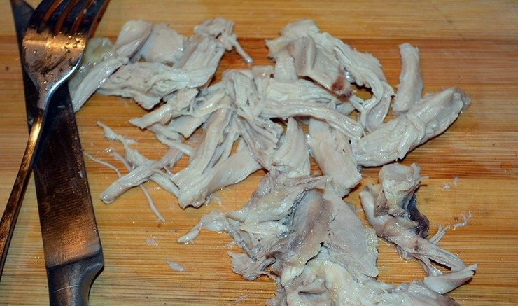 1. Этап. Суп на мясном бульоне: 3. Мясо счищаем с кости, кожу выбрасываем, а остальное нарезаем небольшими кусочками.