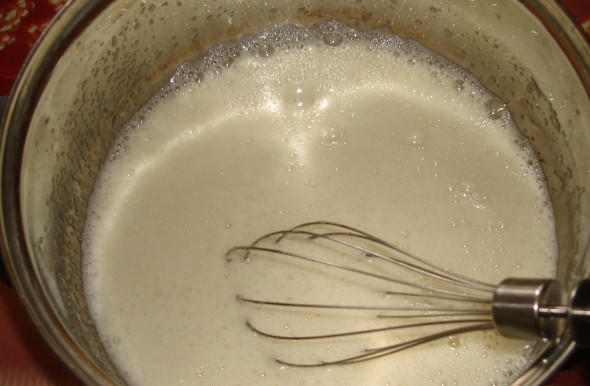 1. Этап. Пирог с ягодами в мультиварке: В глубокую посуду разбиваем яйца, добавляем сахар и взбиваем все до густой пены.