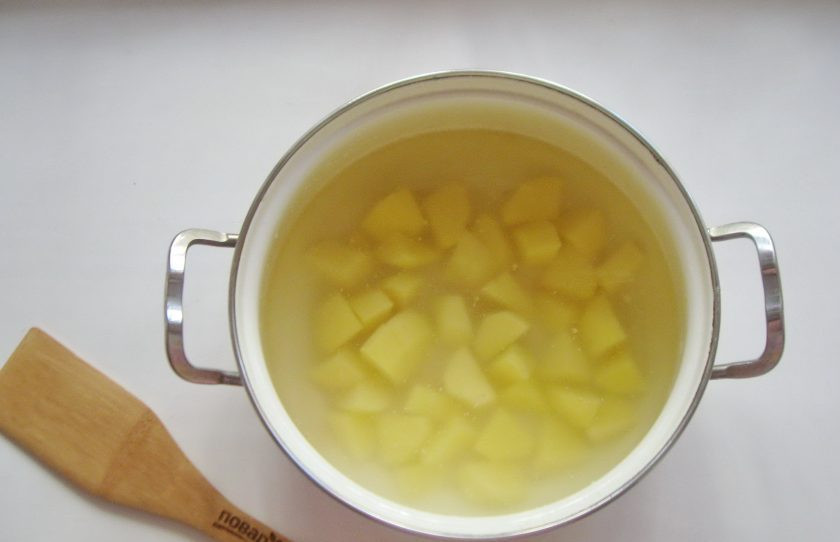 1. Этап. Борщ с вешенками: В кастрюлю налейте куриный бульон и выложите картофель, нарезанный кубиками.