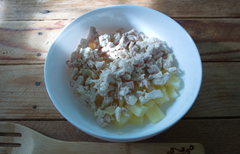 1. Этап. Салат Озорной цыпленок: Отварное куриное мясо нарежьте мелко.