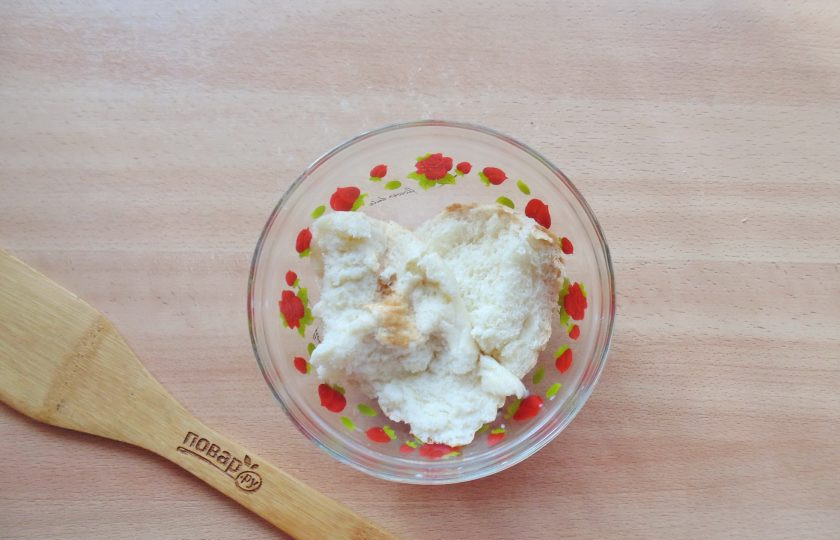 1. Этап. Котлеты по-украински: Белую булочку или батон залейте молоком и через несколько минут отожмите.