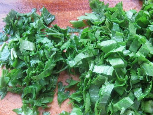 1. Этап. Лагман из говядины в мультиварке: Сельдерей и петрушку нарезаем мелко.