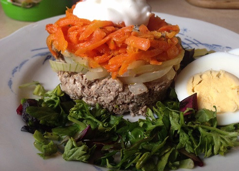 1. Этап. Салат из печени и моркови: А теперь формируем праздничный вариант салата, выкладывая ингредиенты слоями. А когда нет времени, просто перемешиваем все продукты.