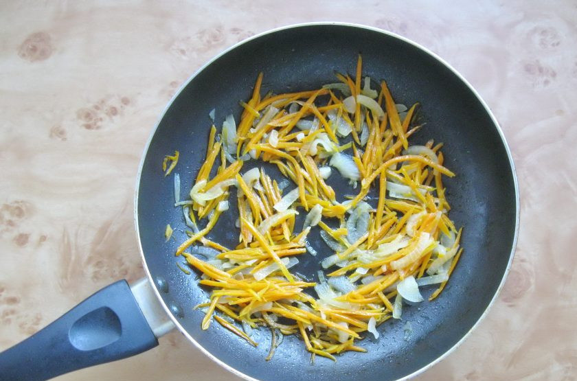 1. Этап. Салат с курицей и лапшой из омлета: Тушите морковь с луком в течение 10 минут, помешивая.