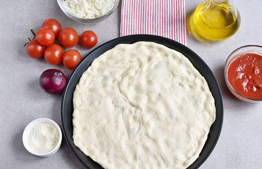 1. Этап. Пицца с шампиньонами: Руками растяните тесто по вашей форме, чуть-чуть смазав форму маслом. Тесто пластичное и отлично раскладывается руками.