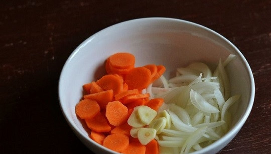 1. Этап. Запекание карпа в духовке: 3. Очистите и измельчите лук с морковью и чесноком.