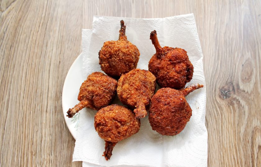 1. Этап. Куриные леденцы: Аккуратно извлеките готовые крылышки и выложите на бумажное полотенце, чтобы убрать лишнее масло.