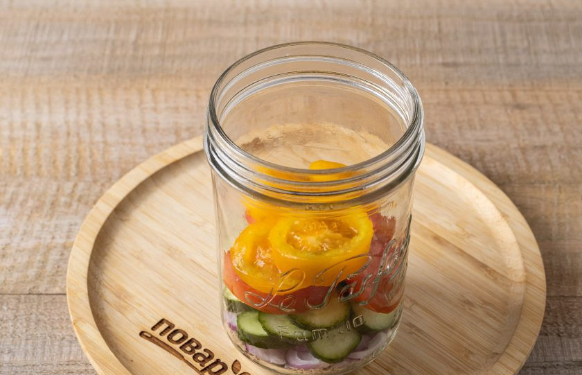 1. Этап. Салат «Лето в банке»: Чередуя заполните половину банки помидорами, огурцами и болгарским перцем.