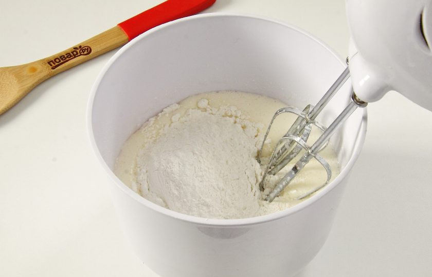 1. Этап. Шоколадно-банановый пирог: Добавьте муку.