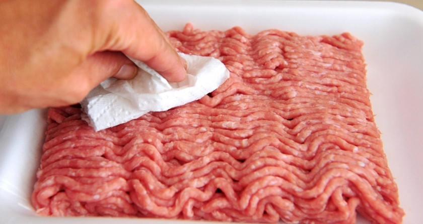 1. Этап. Фрикадельки из фарша индейки: Подготовьте фарш. Посолите его, можете приправить вашими любимыми специями. Хорошо смешайте.