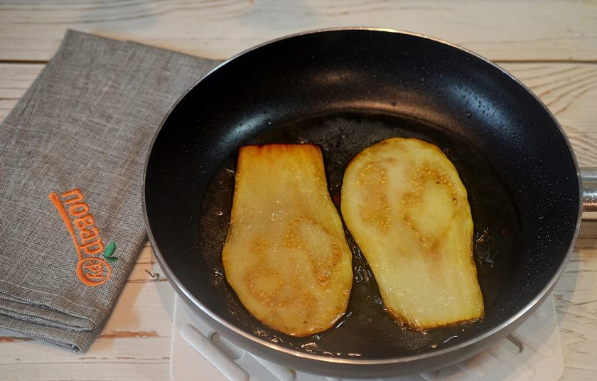 1. Этап. Рулетики из баклажанов с беконом: 2. Обжарьте на сковороде до мягкости, затем остудите.