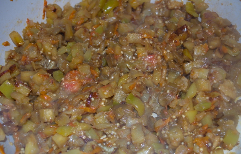 1. Этап. Рагу из баклажанов и помидоров: Посолите, поперчите и добавьте немного сахара, чтобы убрать горечь от баклажана. Доведите блюдо до полной готовности и снимайте с огня.