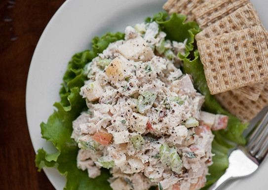 1. Этап. Диетический салат с индейкой: Яблоко либо порежьте мелкими кубиками, либо потрите на терке. Лук порубите, сельдерей тоже. Смешайте в посуде все ингредиенты, крупных кусков быть не должно. Слегка посолите по вкусу. Заправить лучше всего оливковым маслом или легкой сметаной, но не майонезом.