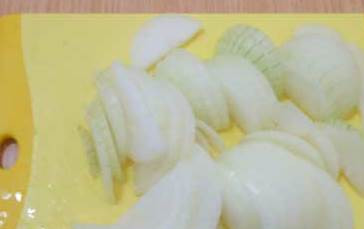 1. Этап. Узбекская шурпа из говядины: Нарезаем лук полукольцами.