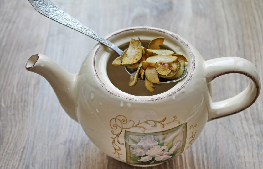 1. Этап. Чай из фейхоа: Добавьте подсушенные дольки фейхоа.