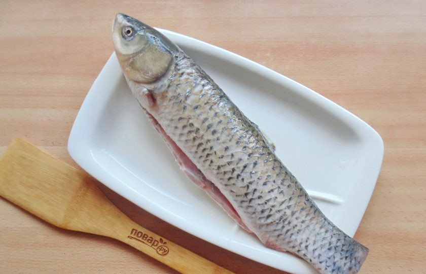 1. Этап. Белый амур в фольге в духовке: Рыбу очистите, выпотрошите, удалите жабры, промойте внутри и снаружи.