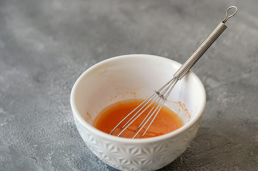 1. Этап. Марокканский картофельный салат: На мелкой терке натрите цедру лимона. Для заправки смешайте сок лимона, цедру, растительное масло и все специи.