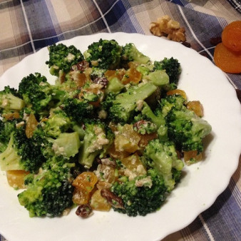 Салат из брокколи с курагой, изюмом и орехами