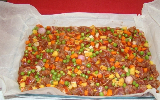 1. Этап. Кебаб в пергаменте: Противень застилаем пергаментом с запасом и выкладываем начинку, равномерно распределяя её по всему периметру формы.