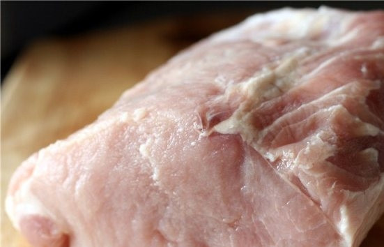 1. Этап. Мясной рулет с черносливом: Свиную мякоть тщательно вымоем и подсушим бумажным полотенцем или салфетками.