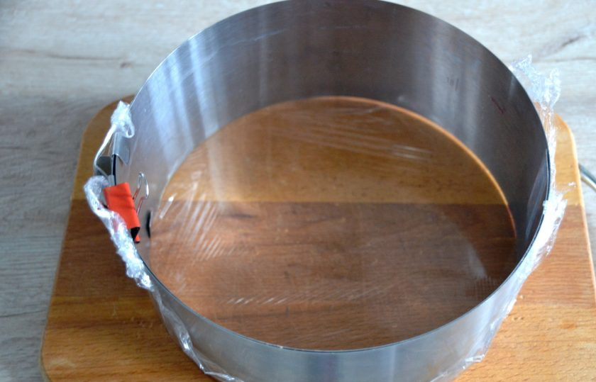 1. Этап. Торт Груши в карамели: Установите кондитерское кольцо на диаметр 20 см. Дно затяните пищевой пленкой, установите на твердую поверхность, поставьте в морозильную камеру примерно на 20 минут. Желательно внутри проложить форму ацетатной лентой.