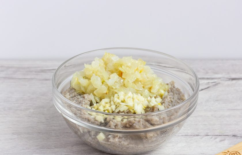 1. Этап. Грибная икра: Лук обжарьте в растительном масле до прозрачности и добавьте в грибы. Также добавьте измельченный чеснок.