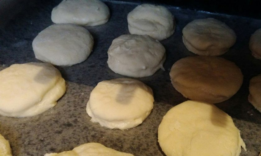 1. Этап. Простое печенье на кефире: 5. Затем разделите на части, раскатайте каждую толщиной не более сантиметра, вырежьте печенье, выложите на подготовленный противень и отправьте запекаться. Температура духовки должна быть 190 градусов. Выпекается печенье около 25 минут.