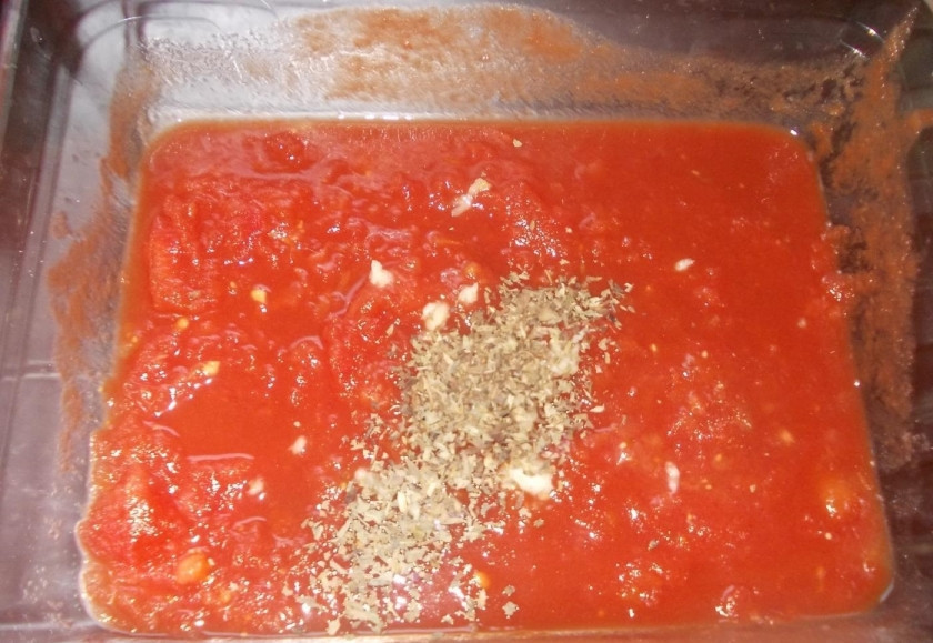 1. Этап. Креветки, запеченные под соусом: 2. К томатному пюре добавляю специи (сухие орегано и базилик), чищу чеснок и пропускаю его через пресс, добавляю в пюре.