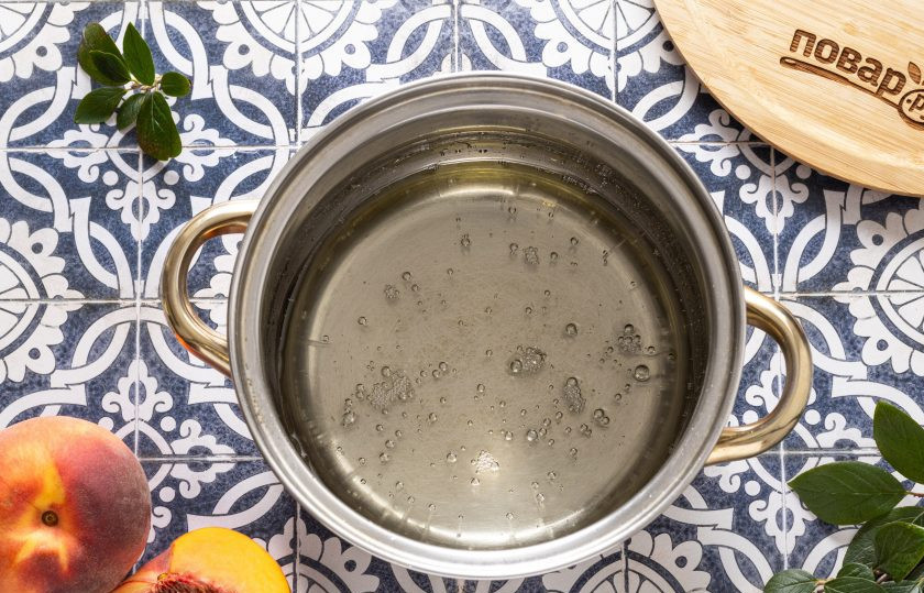 1. Этап. Цукаты из персиков: Соедините воду с сахаром, добавьте лимонную кислоту и доведите до кипения. На медленном огне проварите сироп 5 минут.