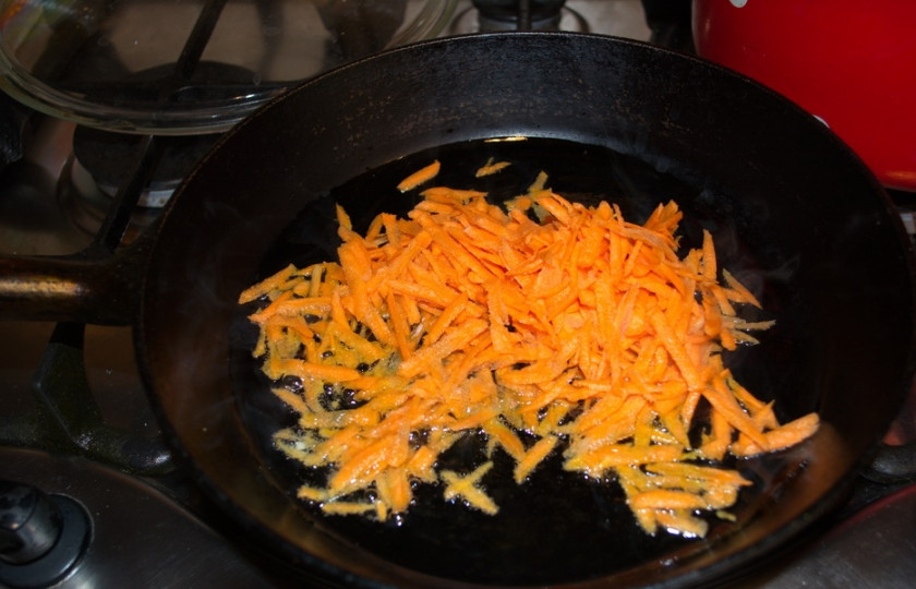 1. Этап. Капустная запеканка в духовке (диетическая): Морковь нарежьте или натрите на терке.