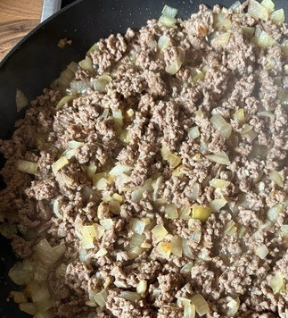 1. Этап. Соус Болоньезе по-азиатски: Обжарить фарш, разбивая его на комочки и смешивая с луком.